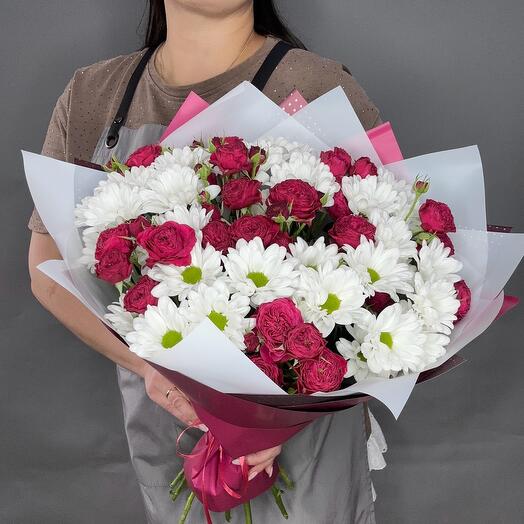 Bouquet of bush roses and chrysanthemums