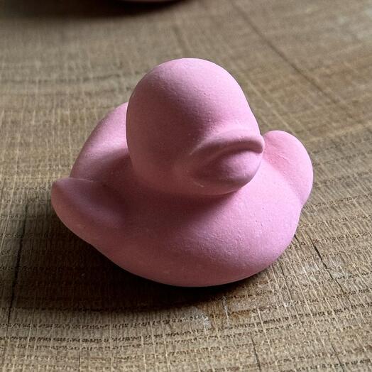 Уточка из бетона розовая