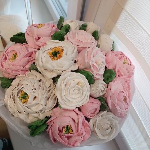 Букет из зефирных роз и пионов