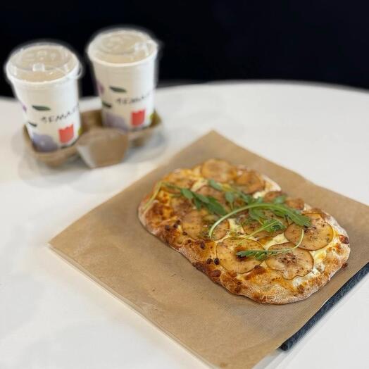 Вкуснейшая пицца «Груша с горгонзолой» и два ароматных капучино 🍕☕️