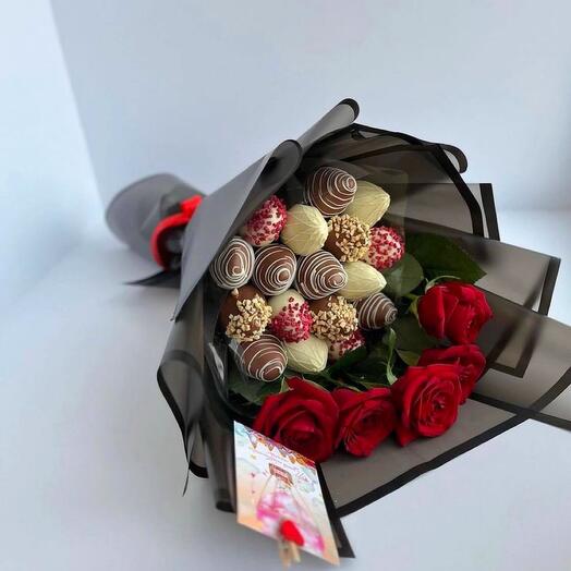 Клубника с красными розами