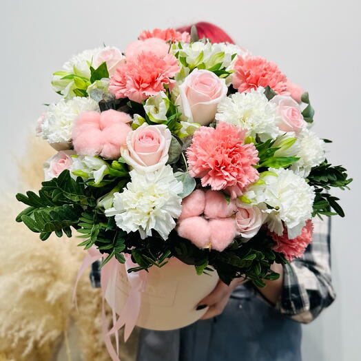 Elegante composición de rosas, Dianthus, alstroemeria, algodón y verde (02030007)