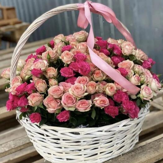 Чудесные кустовые розы в корзине