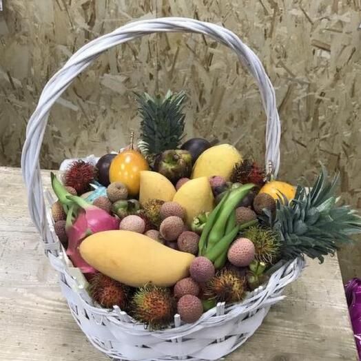 Экзотические фрукты в корзина