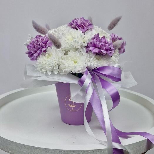 Lilac cup with chrysanthemum and carnation