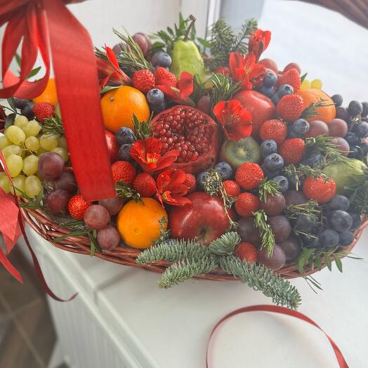 Фруктовая корзина с ягодами  и фруктами