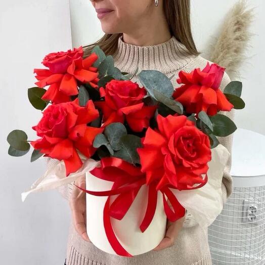 Алая «французская роза» с эвкалиптом в коробке