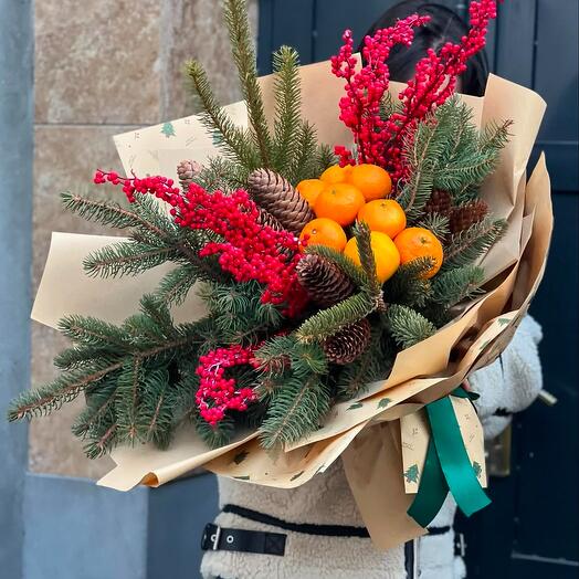 Новогодний букет с мандаринами и шишками
