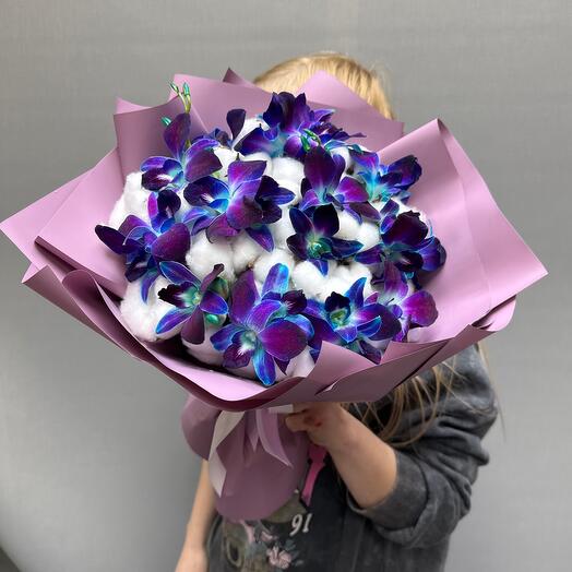 Букет из 17 орхидей космос с хлопком