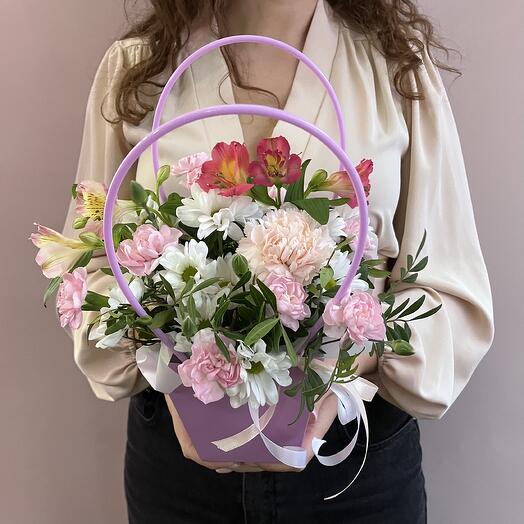 Bolso elegante de una composición muy resistente de alstroemeria, crisantemos de arbustos y Dianthus