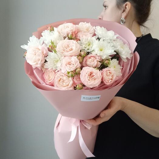 Букет комплимент с кустовой хризантемой и кустовой пионовидной розой