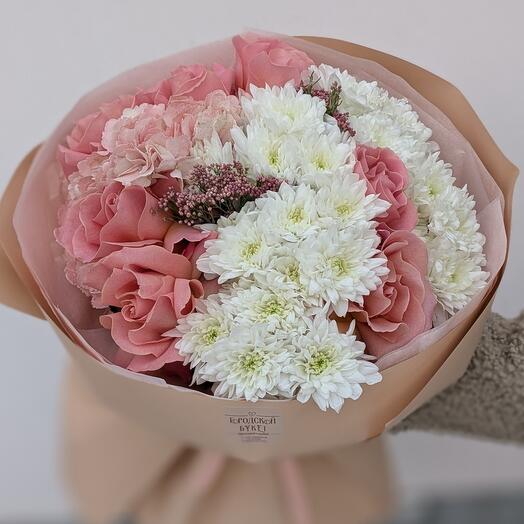 Нежный букет в персиковой гамме с гортензией "Взмах крыльев бабочки"