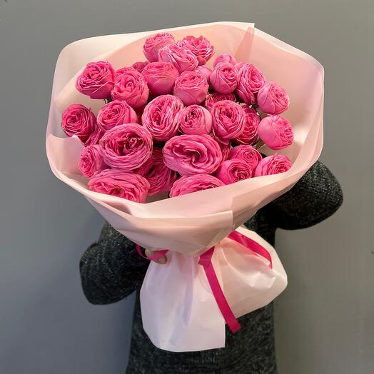 Monobucket of 9 bush roses by Giselle