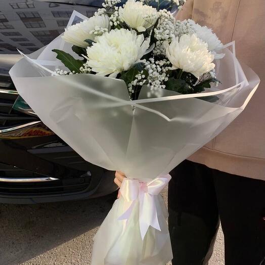 Букет из одноголовой хризантемы и гипсофилы