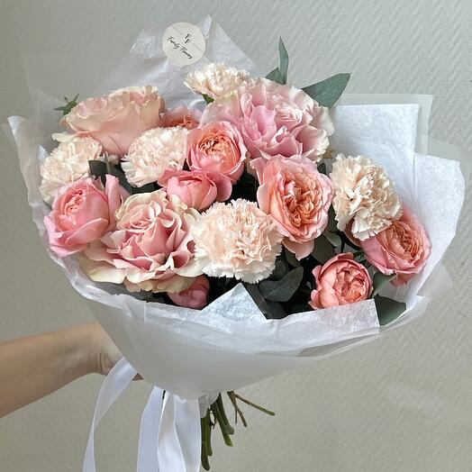 Delicate bouquet with peony-shaped roses