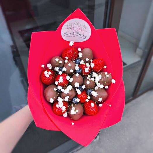 Букет из клубник в шоколаде Sweet Berry "Обаяние" украшенный гипсофилой