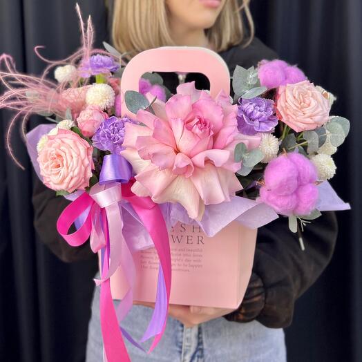 Яркая стильная сиренево-розовая сумочка с цветами