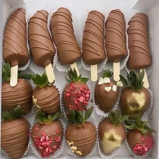 Бананы с клубникой в шоколаде
