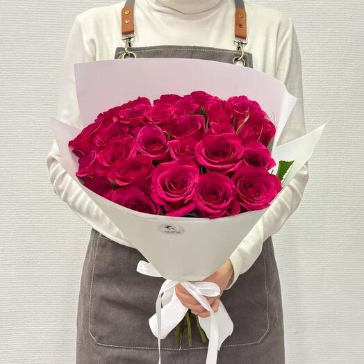 Ramo de 25 rosas carmesí en paquete blanco mate