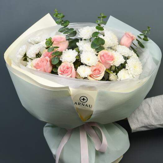 Авторский букет из нежно-розовых роз, хризантем и эвкалипта