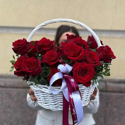 21 Премиум Роз Эксплорер в корзине из ивы | Премиум красная роза эвкадор