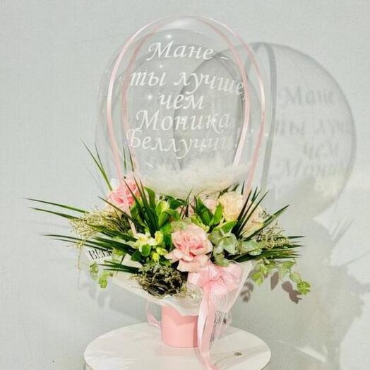 Un ramo de flores con rosas francesas y una bola de burbujas como regalo para una niña a una mujer
