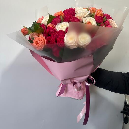 Букет микс из 33 кустовых роз