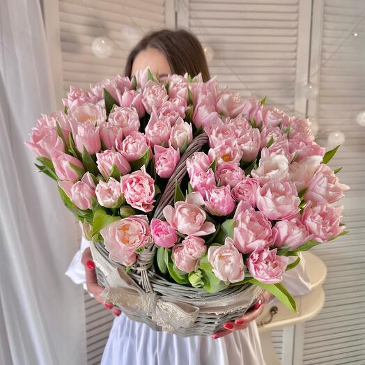 Корзина с 59 пионовидными тюльпанами