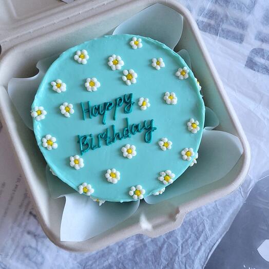 Pastel de cumpleaños Bento "Happy birthday" con margaritas