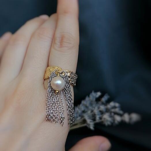 Кольцо биколор с речным жемчугом и цепочками