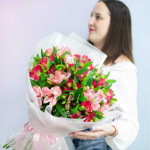 Букет из разноцветных альстромерий