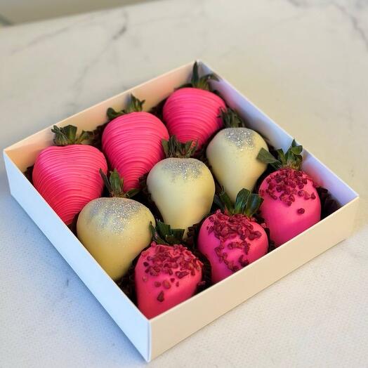 Клубника в шоколаде «Pink White Berry» 9 штук девушке