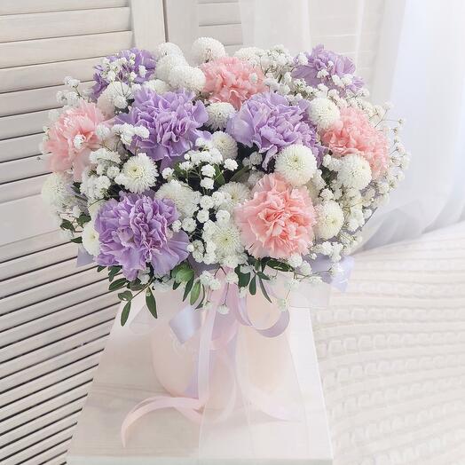 Цветы в коробке. "ПАРИЖАНКА" Букет из самых стойких цветов -сортовых диантусов, хризантемы помпон и белоснежной гипсофилы