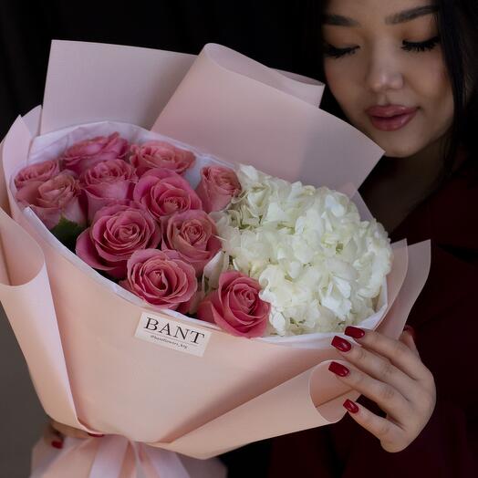 Розы с белой гортензией