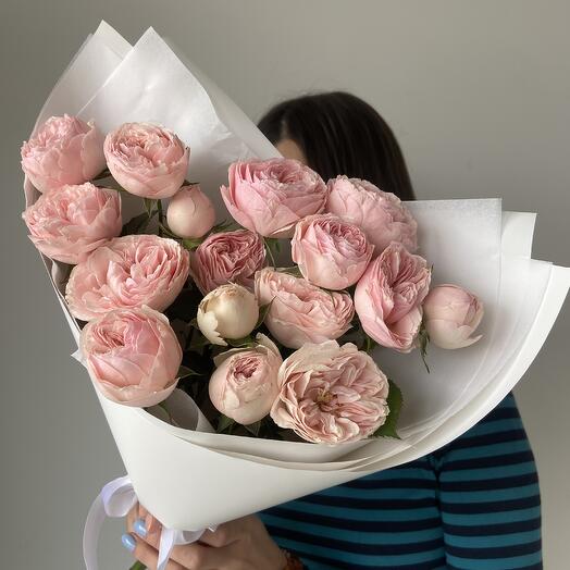 Bouquet of peony-shaped Mansfield Park roses in size S