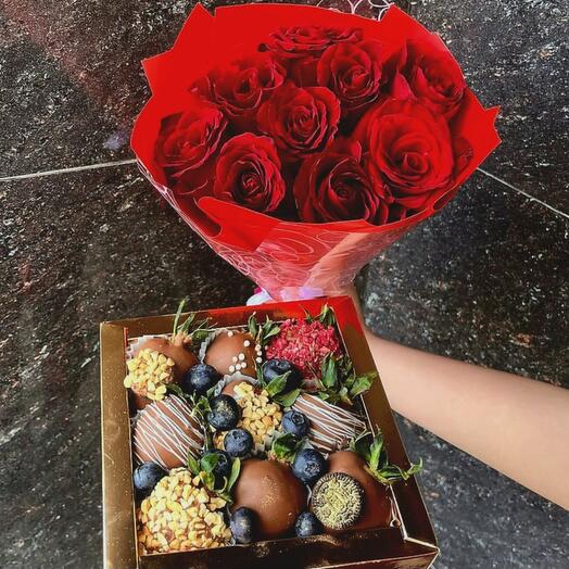 Комбо набор номер 3 - 9 красных роз  и клубника в шоколаде