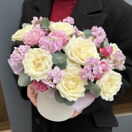 Rose and mattiola in a hatbox