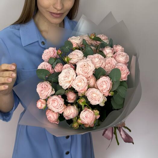 Нежные кустовые розы с эвкалиптом