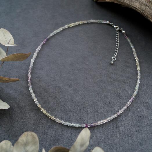 Чокер из флюорита в огранке куб