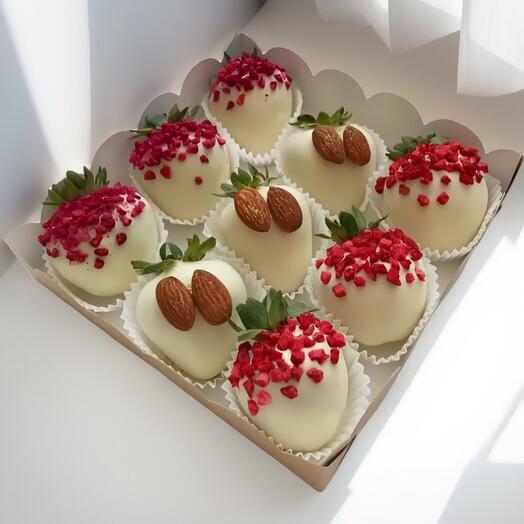 Клубника в белом шоколаде с орехами и сублимированной клубникой набор 04/9