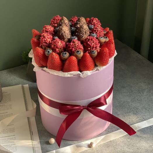 Клубника в шоколаде в шляпной коробке Подарок