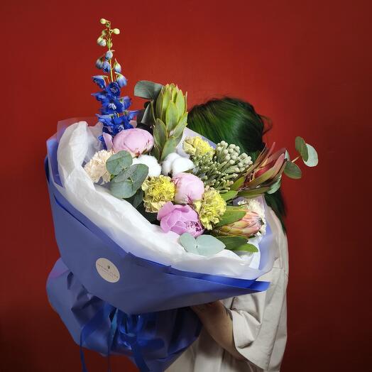 Авторский букет с пионами и протеей