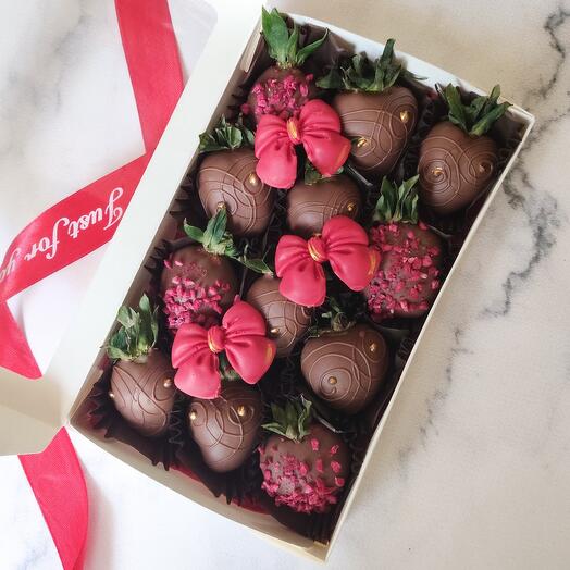 Клубника в молочном шоколаде для любимой подарок