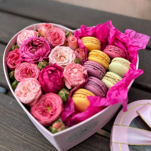 Цветы в коробке сердце с макарунами «Радости дня»