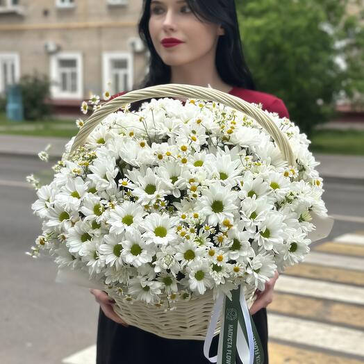 Большая корзина ромашек: белые кустовые хризантемы и ромашки полевые