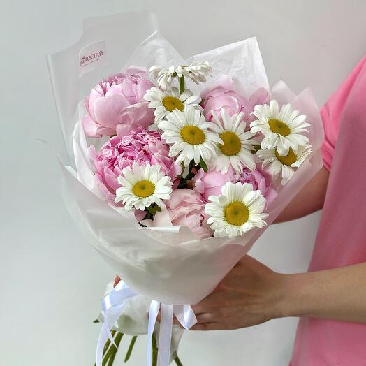 Пионы и ромашки в воздушной упаковке 💕