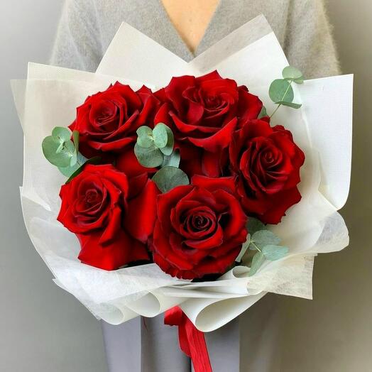 Красные розы французские с эвкалиптом букет les fleur (В0035)