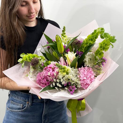 Bouquet with doble lily and hydrangea
