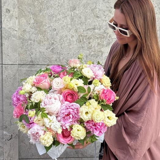 Корзина малиновое счастье💌 из пионов, пионовидных роз, эустомы и сезонной зелени, размер S