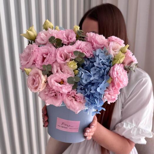 Коробка с цветами: эустома, гортензия, веточки эвкалипта